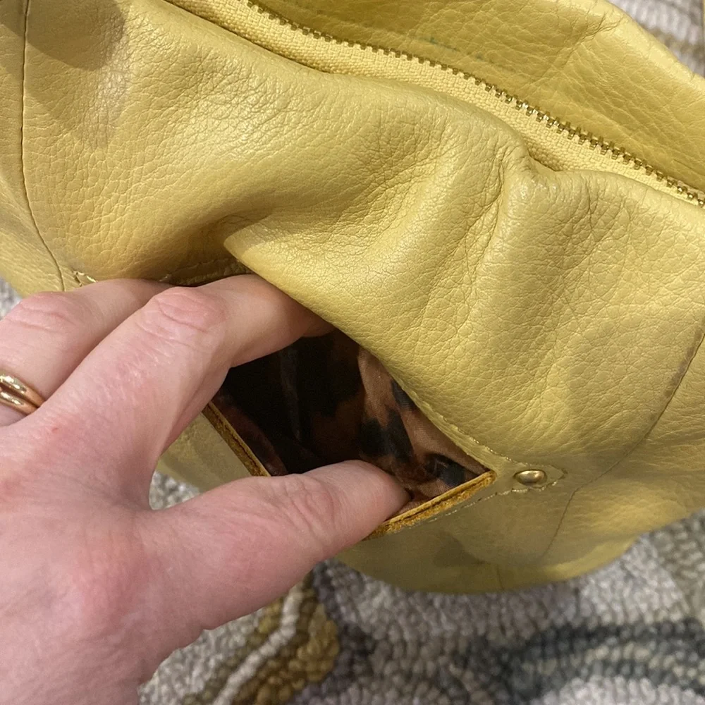 💕 B. Makowsky light yellow medium leather crossbody bag 💕